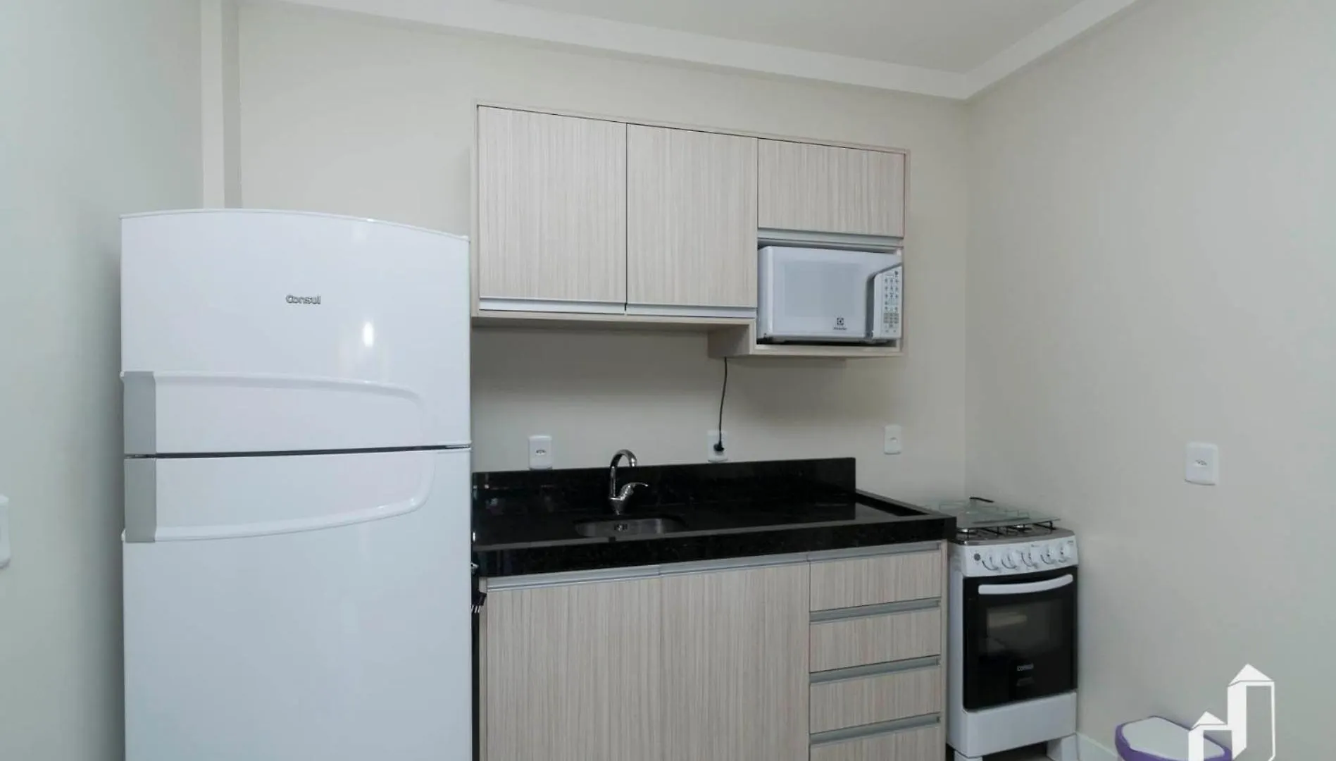 Apartamento Com 03 Dormitorios Meia Quadra Do Mar Bombinhas