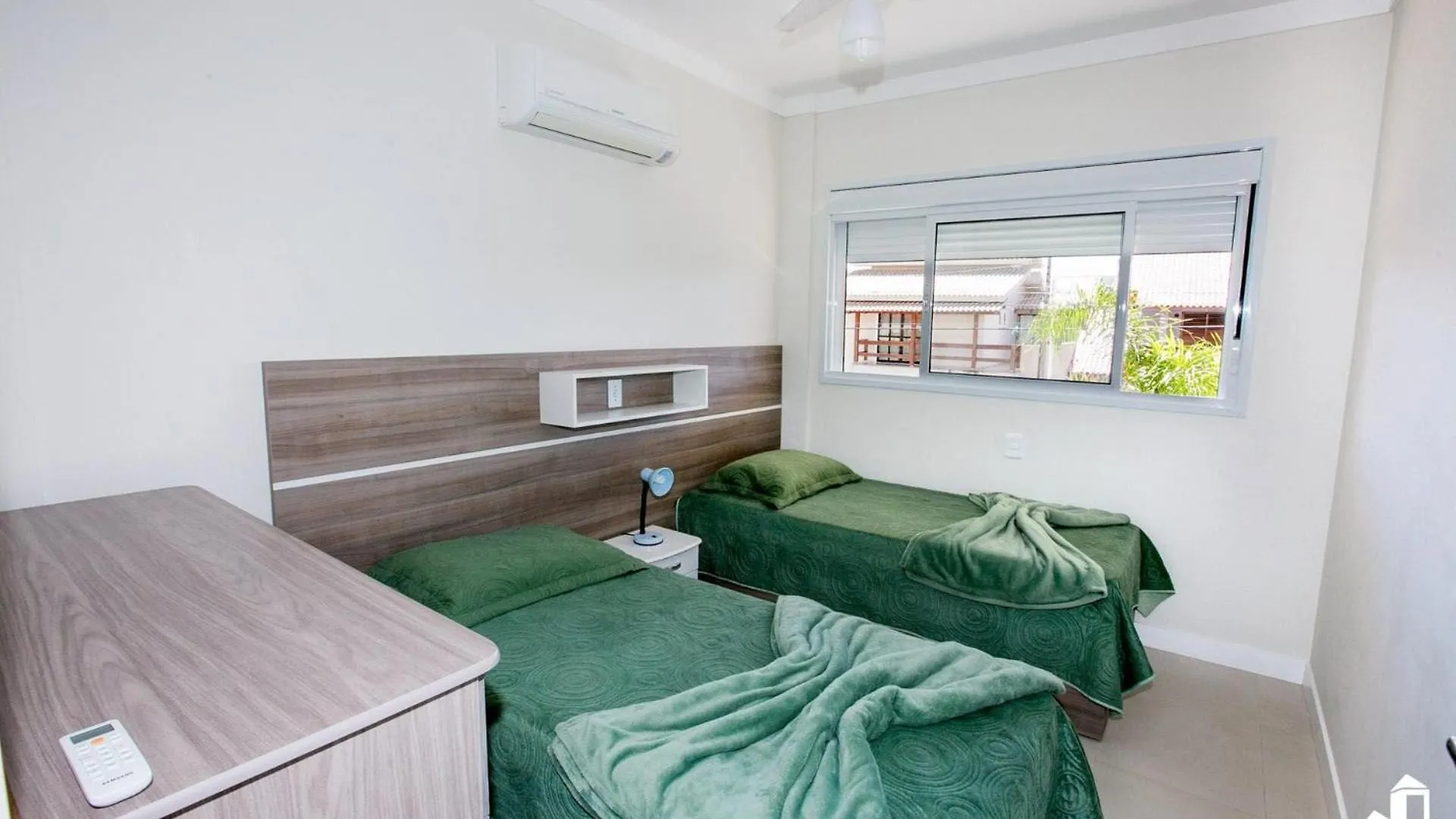 Apartamento Com 03 Dormitorios Meia Quadra Do Mar Bombinhas
