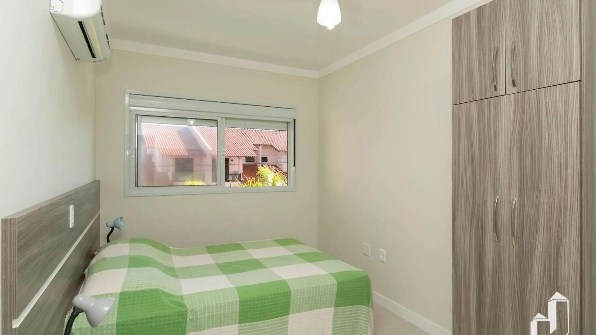 Apartamento Com 03 Dormitorios Meia Quadra Do Mar Bombinhas